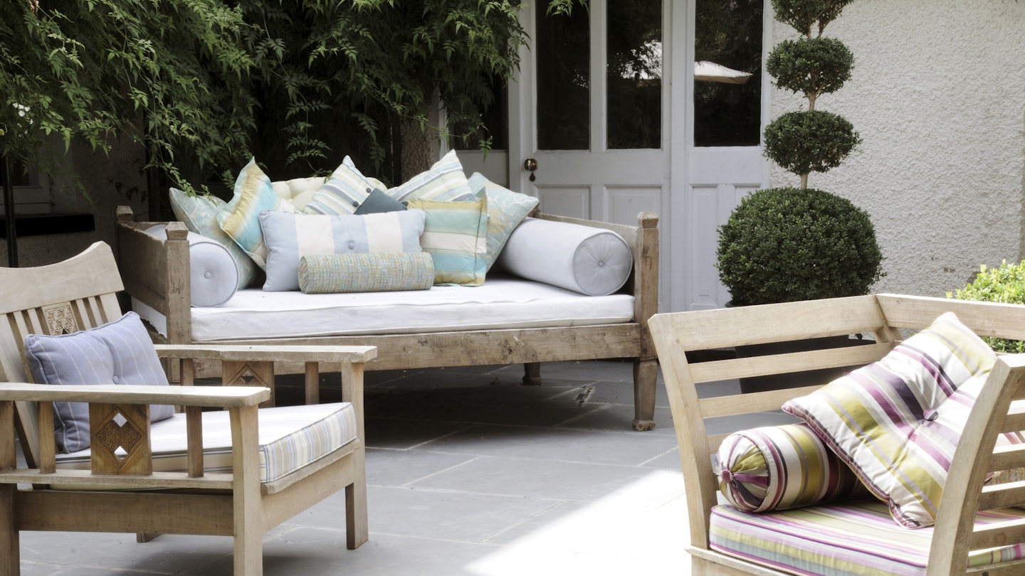 Best garden love seats - Grazia
